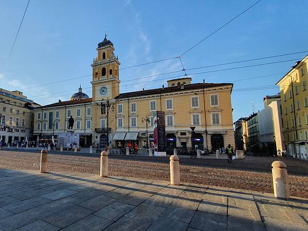 Piazza Garibaldi a Parma con il Palazzo del Governatore, torre dell’orologio e statua di Garibaldi.