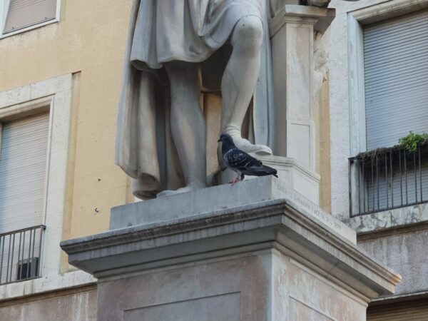 Statua del Parmigianino a Parma con tavolozza e pennelli, in Piazza della Steccata.