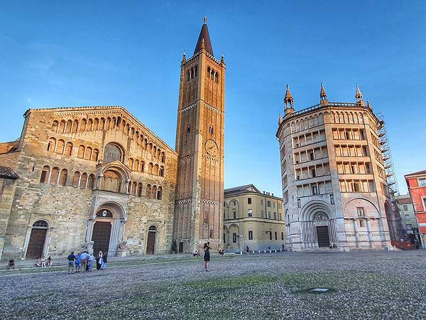 Veduta di Piazza Duomo a Parma con il Duomo romanico, il campanile e il Battistero ottagonale.