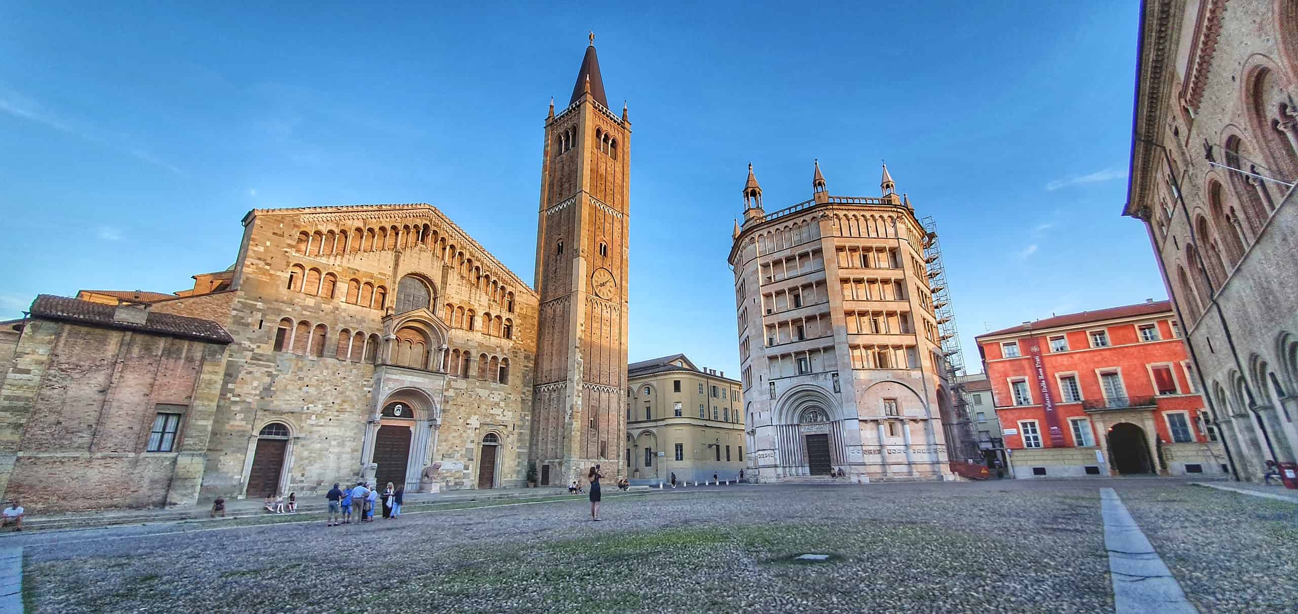 Veduta di Piazza Duomo a Parma con il Duomo romanico, il campanile e il Battistero ottagonale.