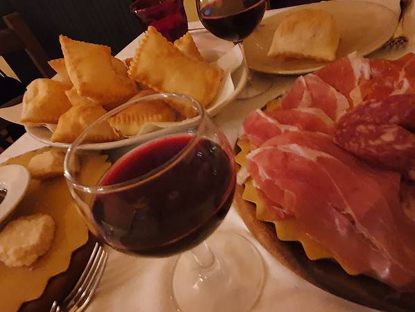 Gnocco fritto con prosciutto di Parma, salumi tipici e Lambrusco alla Trattoria Corrieri di Parma.