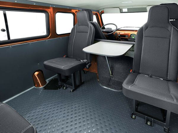 Viaggio confortevole in cabina per cinque passeggeri