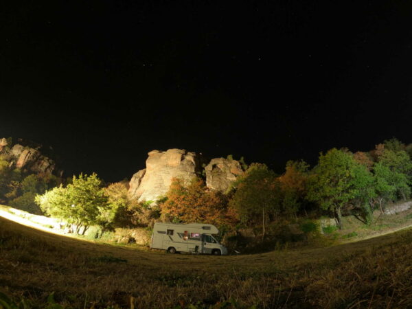 Notte in libera tra le rocce di Belogradchik