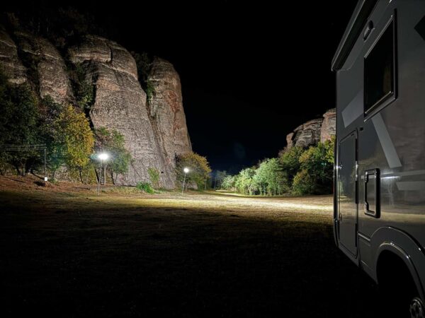 Notte in libera tra le rocce di Belogradchik