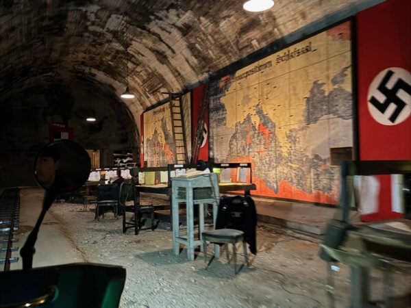 Prospettiva delle gallerie del Soratte con cartellonistica storica vista percorrendo i binari Decauville.