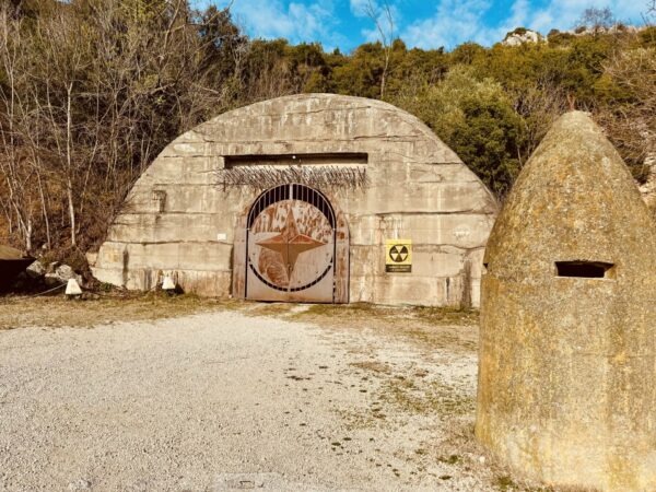 Portone in acciaio del bunker antiatomico con simbolo di pericolo radiazioni al Monte Soratte.