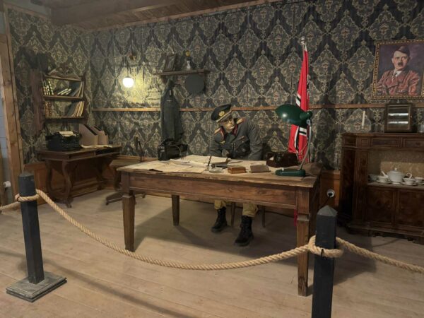 Scena ricostruita dell'ufficio del Feldmaresciallo Albert Kesselring con scrivania, mappe e manichino in divisa.