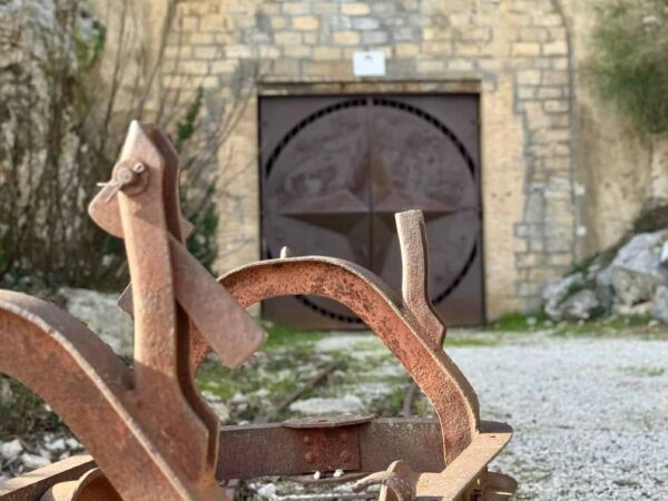 Portone in acciaio del bunker antiatomico con resti del trenino Decauville