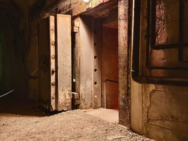 Pesante porta blindata stagna aperta all'interno delle gallerie del bunker antiatomico