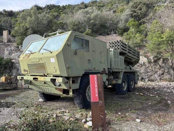 Lanciatore di razzi multiplo Iveco FIROS 30 esposto all'esterno del museo del Soratte.