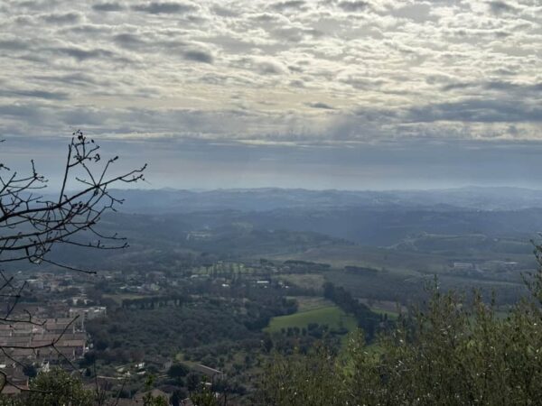 Vista panoramica sulle colline laziali dalla sommità del Monte Soratte.