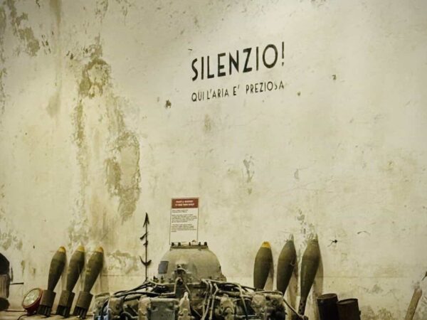 Motore radiale di un bombardiere B-17 americano conservato in galleria con scritta SILENZIO sul muro.